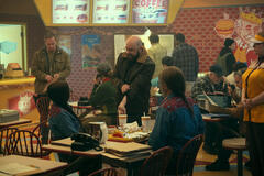 (S-D) Megan Mullally come Dr. Jean Thibedeau, David Cross come Sy Grossman, Nick Offerman come Dr. Gene Thibedeau in The Umbrella Academy 4x04