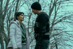 (S-D) Ritu Arya come Lila Pitts, David Castañeda come Diego Hargreeves in The Umbrella Academy 4x04