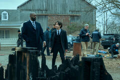 (S-D) Martin Roach come Lance Ribbons, Aidan Gallagher come Number Five in The Umbrella Academy 4x04