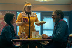 (S-D) Megan Mullally come Dr. Jean Thibedeau, Jessica Greco come Bea, Nick Offerman come Dr. Gene Thibedeau in The Umbrella Academy 4x04