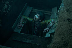 Robert Sheehan come Klaus Hargreeves in The Umbrella Academy 4x05