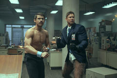 (S-D) David Castañeda come Diego Hargreeves, Tom Hopper come Luther Hargreeves in The Umbrella Academy 4x05