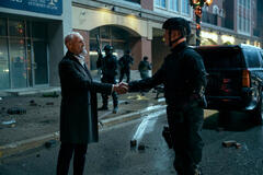 (S-D) Colm Feore come Reginald Hargreeves, Aidan Devine come Gary in The Umbrella Academy 4x06