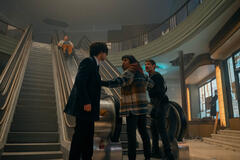 Robert Sheehan come Klaus Hargreeves, Aidan Gallagher come Number Five, Ritu Arya come Lila Pitts, David Castañeda come Diego Hargreeves in The Umbrella Academy 4x06