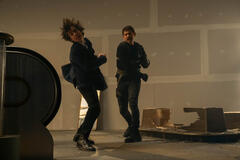 Aidan Gallagher come Number Five, David Castañeda come Diego Hargreeves in The Umbrella Academy 4x06