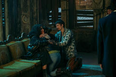 (S-D) Emmy Raver-Lampman come Allison Hargreeves, Millie Davis come Claire, Robert Sheehan come Klaus Hargreeves, Elliot Page come Viktor Hargreeves in The Umbrella Academy 4x06