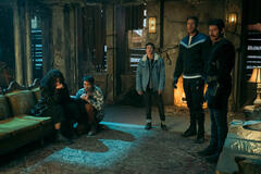 (S-D) Emmy Raver-Lampman come Allison Hargreeves, Robert Sheehan come Klaus Hargreeves, Elliot Page come Viktor Hargreeves, Tom Hopper come Luther Hargreeves, David Castañeda come Diego Hargreeves in The Umbrella Academy 4x06