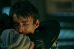 Robert Sheehan come Klaus Hargreeves in The Umbrella Academy 4x06