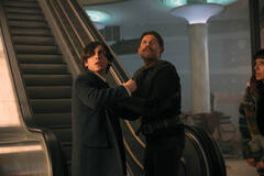 Aidan Gallagher come Number Five, David Castañeda come Diego Hargreeves, Ritu Arya as Lila Pitts in The Umbrella Academy 4x06