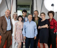 Toc Toc di Paolo Costella - Foto Cast, da sinistra: Claudio Bisio, Valentina Lodovini, Ludovica Francesconi, Leo Gassmann, Paolo Costella, Claudio Santamaria, Margherita Buy, Lucia Mascino.