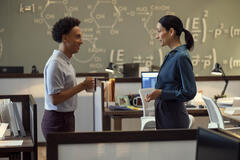 (S-D) Aaron Branch come Malcolm, Sian Clifford come Anna in Unstable 1x02