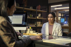 (S-D) Sian Clifford come Anna, Emma Ferreira come Ruby in Unstable 1x08