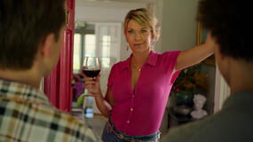 Mary Elizabeth Ellis come Barbie in Unstable 1x08