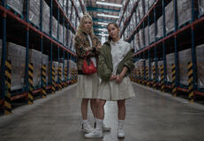 (S-D) Ximena Lamadrid come Mariana, Renata Manterola come Renata in Untamed Royals