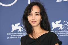 La regista Anastasia Trofimova al photocall del film Russians at war a Venezia 81 il 5 settembre 2024