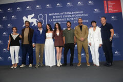 Delegazione del film Aïcha di Mehdi Barsaoui al photocall a Venezia 81 il 5 settembre 2024