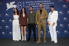 Delegazione del film Aïcha di Mehdi Barsaoui al photocall a Venezia 81 il 5 settembre 2024
