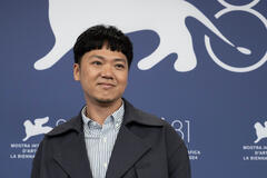 Il regista Siew Hua Yeo al photocall di Stranger eyes a Venezia 81 il 5 settembre 2024