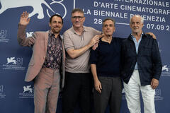 Elio Germano, Antonio Piazza, Fabio Grassadonia, Toni Servillo al photocall di Iddu di Fabio Grassadonia, Antonio Piazza a Venezia 81 il 5 settembre 2024