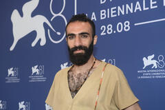 L'attore Abbas Imani al photocall di Shahed (The Witness) di Nader Saeivar a Venezia 81 il 5 settembre 2024
