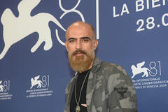 L'attore Fahrid Eshaghi al photocall di Shahed (The Witness) di Nader Saeivar a Venezia 81 il 5 settembre 2024