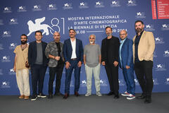 Delegazione del film Shahed (The Witness) di Nader Saeivar al photocall a Venezia 81 il 5 settembre 2024