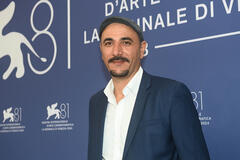 Il produttore Said Nur Akkus al photocall di Shahed (The Witness) di Nader Saeivar a Venezia 81 il 5 settembre 2024
