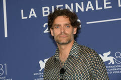 L'attore Tayo Cittadella Jacobsen al photocall di Kjærlighet (Love) di Dag Johan Haugerud a Venezia 81 il 6 settembre 2024