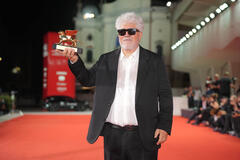 Pedro Almodóvar con il Leone D'oro per il miglior film per The Room Next Door al photocall dei vincitori della Cerimonia di Premiazione di Venezia 81, sabato 7 settembre 2024