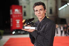 Francesco Gheghi con il Premio Orizzonti per il Miglior Attore per Familia al photocall dei vincitori della Cerimonia di Premiazione di Venezia 81, sabato 7 settembre 2024