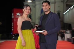 Il produttore Zaynê Akyol e la regista Arshia Shakiba con il Premio Orizzonti per il Miglior Cortometraggio per Who Loves The Sun al photocall dei vincitori della Cerimonia di Premiazione di Venezia 81, sabato 7 settembre 2024