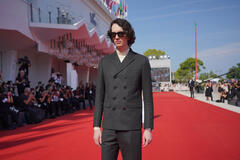 Kodi Smit-McPhee sul red carpet della serie Disclaimer di Alfonso Cuarón a Venezia 81 il 30 agosto 2024