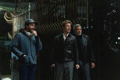 Il regista Jon Watts e gli attori Brad Pitt e George Clooney sul set del film Wolfs - Lupi solitari