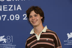 L'attore Paul Kircher al photocall del film Leurs enfants après eux di Zoran Boukherma, Ludovic Boukherma a Venezia 81 il 31 agosto 2024