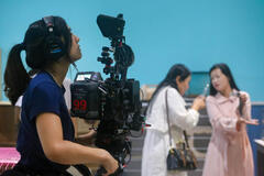 La regista Elizabeth Lo sul set del film Mistress Dispeller - Immagine dal set