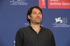 Il produttore Jeremy Kleiner al photocall del film Wolfs - Lupi solitari di Jon Watts a Venezia 81 il 1 settembre 2024
