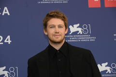 Joe Alwyn al photocall del film The brutalist di Brady Corbet a Venezia 81 il 1 settembre 2024