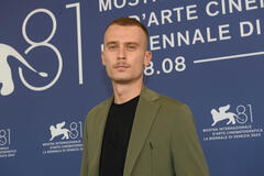 L'attore Vlad Ionut Popescu al photocall del film Anul nou care n-a fost di Bogdan Mureşanu a Venezia 81 il 1 settembre 2024