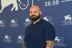 Lo scrittore Luigi Celeste al photocall del film Familia di Francesco Costabile a Venezia 81 il 1 settembre 2024