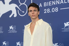 L'attore Francesco Gheghi al photocall del film Familia di Francesco Costabile a Venezia 81 il 1 settembre 2024