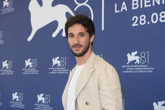 L'attore Marco Cicalese al photocall del film Familia di Francesco Costabile a Venezia 81 il 1 settembre 2024