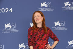 L'attrice Julianne Moore al photocall del film The Room Next Door di Pedro Almodóvar a Venezia 81 il 2 settembre 2024