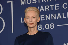 L'attrice Tilda Swinton al photocall del film The Room Next Door di Pedro Almodóvar a Venezia 81 il 2 settembre 2024