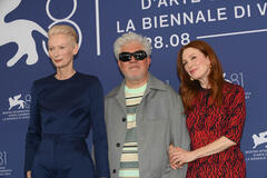 Delegazione del film The Room Next Door di Pedro Almodóvar al photocall a Venezia 81 il 2 settembre 2024