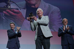 Peter Weir riceve il Leone d'Oro alla Carriera al photocall a Venezia 81 il 2 settembre 2024