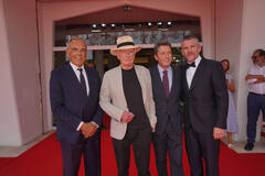 Peter Weir riceve il Leone d'Oro alla Carriera al photocall a Venezia 81 il 2 settembre 2024