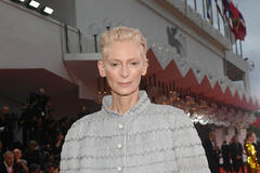 Tilda Swinton sul red carpet del film The Room Next Door di Pedro Almodóvar a Venezia 81 il 2 settembre 2024