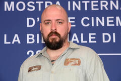 Il regista John Swab al photocall del film King Ivory a Venezia 81