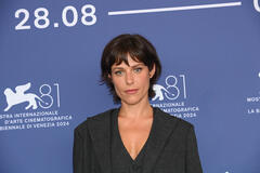 L'attrice Iria del Río al photocall del film Los años nuevos di Paula Fabra, Rodrigo Sorogoyen e Sara Cano a Venezia 81 il 3 settembre 2024