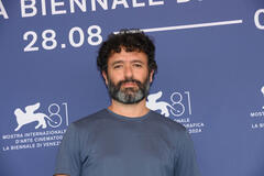 Il regista Rodrigo Sorogoyen al photocall del film Los años nuevos di Paula Fabra, Rodrigo Sorogoyen e Sara Cano a Venezia 81 il 3 settembre 2024